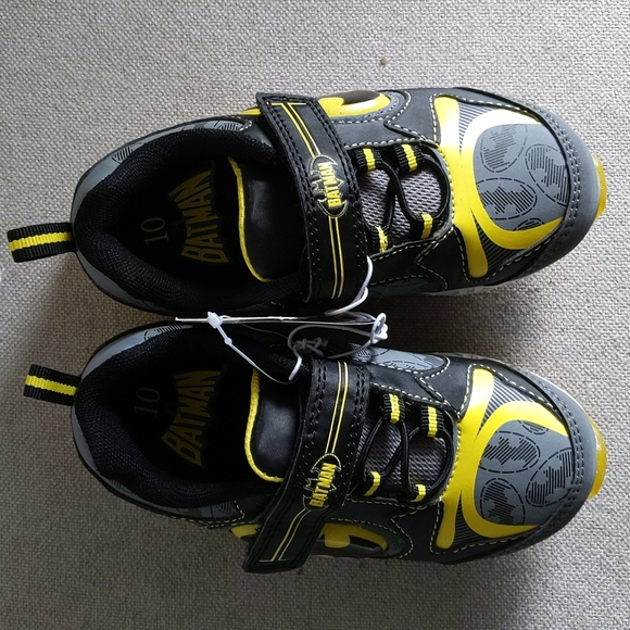 NWT kids Batman shoes. Light up. Sz 10 - Picture 1 of 2